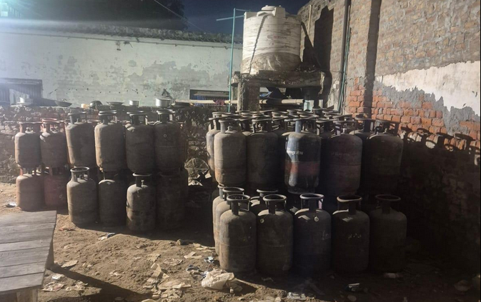 Delhi LPG Cylinder Racket Busted | 459 Gas Cylinders Recovered in Ranhola